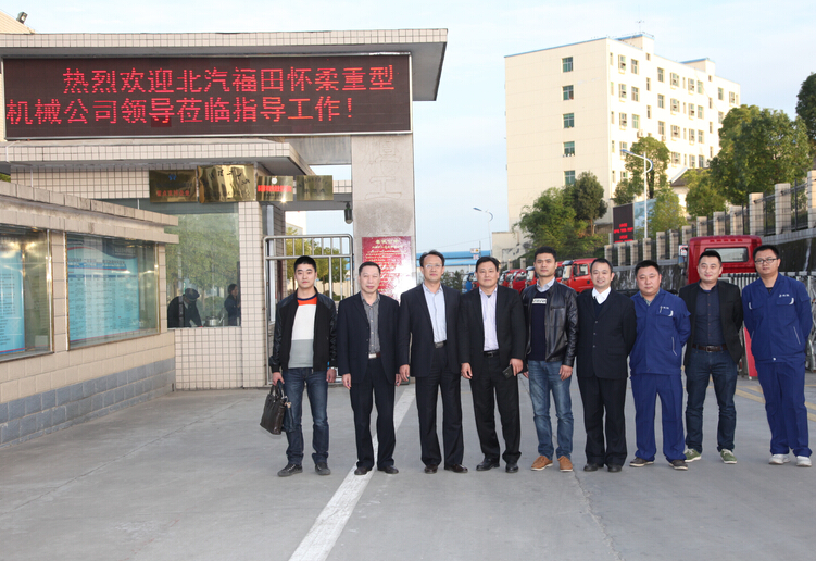 G佳恒公司副總經(jīng)理明廷海(左二)為懷柔重機(jī)總經(jīng)理總經(jīng)理王峰(左三)佳恒公司總經(jīng)理?xiàng)钣烂鳎ㄗ笏模⿷讶嶂貦C(jī)質(zhì)量外檢科長(zhǎng)張超(